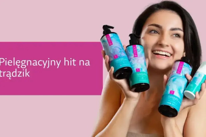 Uśmiechnięta kobieta prezentuje kosmetyki z kwasem na trądzik. Pielęgnacyjny hit dla cery problematycznej.