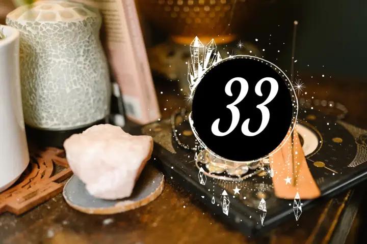 Numerologia 33 w związku to klucz do głębokiego połączenia. Kryształy i magiczne symbole otaczają liczbę 33.
