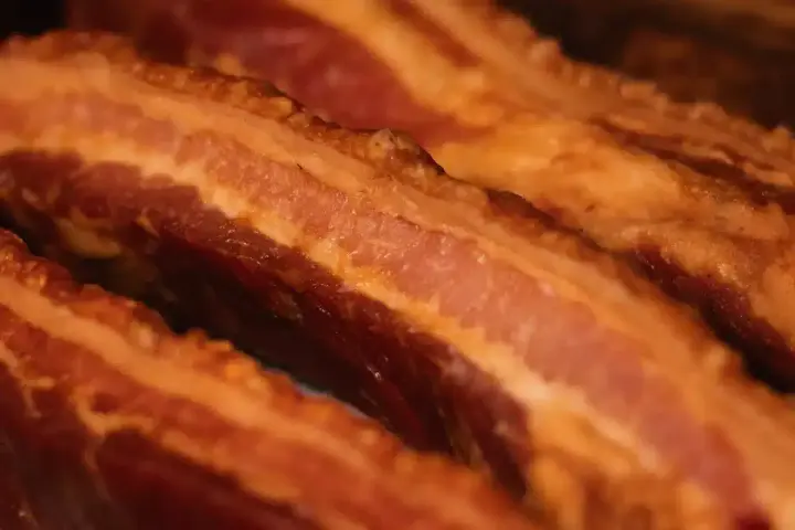 Torreznos al horno crujientes, con capas de carne y grasa dorada.