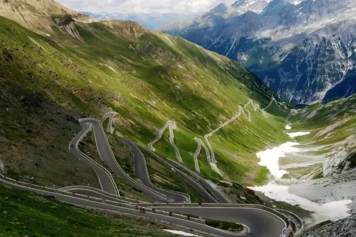 Malownicze serpentyny Passo dello Stelvio, kiedy otwarta, zapraszają do podziwiania alpejskich krajobrazów.