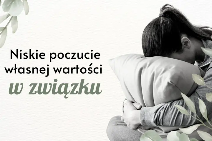 Smutna kobieta tuli poduszkę, czując się jakbym była nieszczęśliwa w małżeństwie. Niskie poczucie własnej wartości w związku.