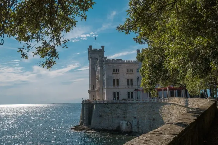 Castello di Miramare, un gioiello tra le cose da vedere a Trieste e dintorni, si affaccia sul mare scintillante.