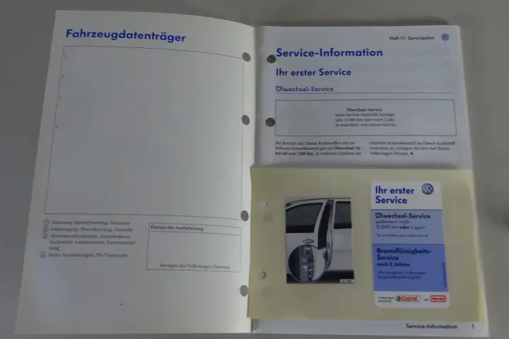 Ein offenes Serviceheft mit dem Titel "Fahrzeugdatenträger" und "Service-Information". Darunter Informationen zum Ölwechsel-Service und Bremsflüssigkeits-Service.