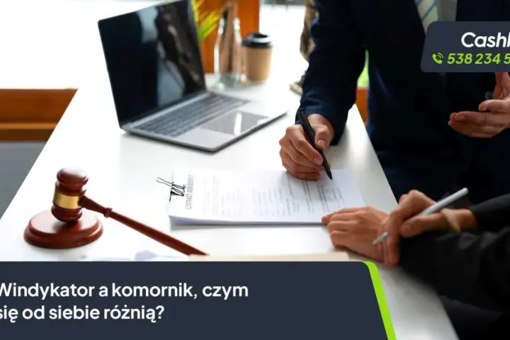 Wierzyciel kto to? Dwie osoby przy biurku podpisują umowę, obok młotek sędziowski i laptop.