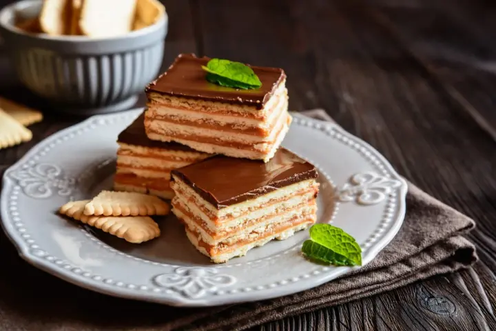 Pastelitos de galleta con dulce de leche y chocolate, un postre casero que recuerda a la abuela en España.