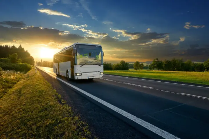 Ile kosztuje autokar za km? Sprawdź ceny i uniknij wysokich kosztów
