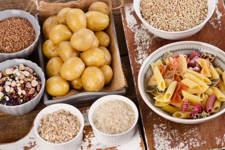 Patate, pasta colorata, riso, orzo, grano saraceno e legumi: un assortimento di carboidrati veloci per ogni pasto.