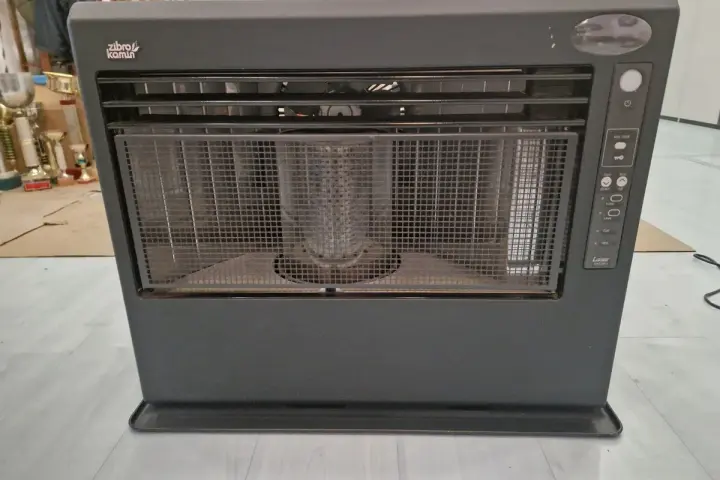 Stufa Zibro Kamin Laser, pronta per la riparazione. Un classico per un calore affidabile.