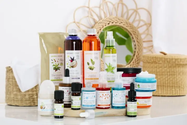 Des produits Aroma-Zone pour le soin du corps et des cheveux, dont un sérum à l'acide hyaluronique. L'urée, un composant hydratant, est souvent présente dans ces soins.