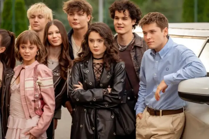 Młodzi ludzie, jakby z serialu "Pryzmat", zastanawiają się, gdzie obejrzeć "Pieprzyć Mickiewicza 3".