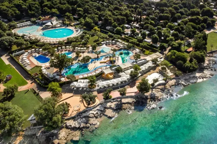 Widok z lotu ptaka na luksusowy camping Polari w Chorwacji z basenami, zjeżdżalniami i widokiem na turkusowe morze.