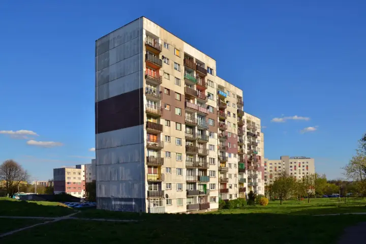 Bloki z wielkiej płyty, choć starsze, mogą być bezpieczniejsze od nowych apartamentowców dzięki solidnej konstrukcji.
