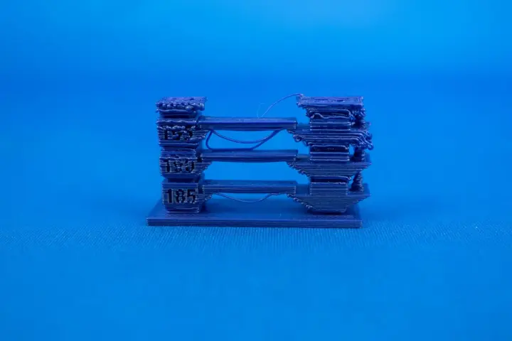 Test wydruku 3D z PLA, pokazujący różne poziomy temperatury. Widać niedoskonałości wynikające z nieodpowiedniej pla temperatura.