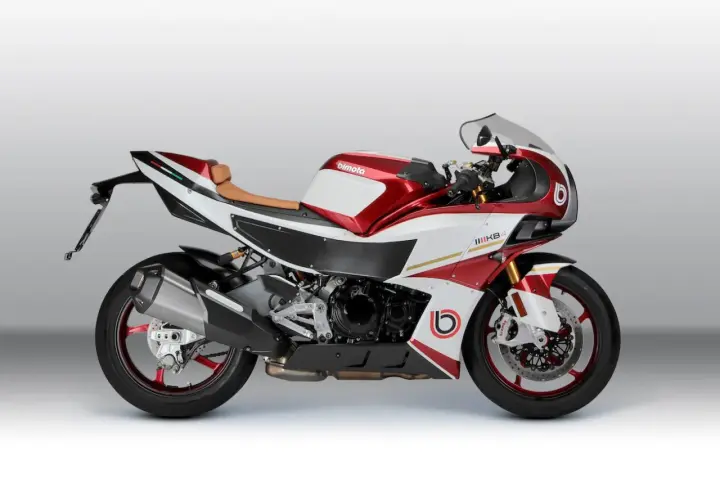 Elegancki motocykl Bimota KB4 w kolorze białym i czerwonym z brązowym siedzeniem, gotowy do jazdy.