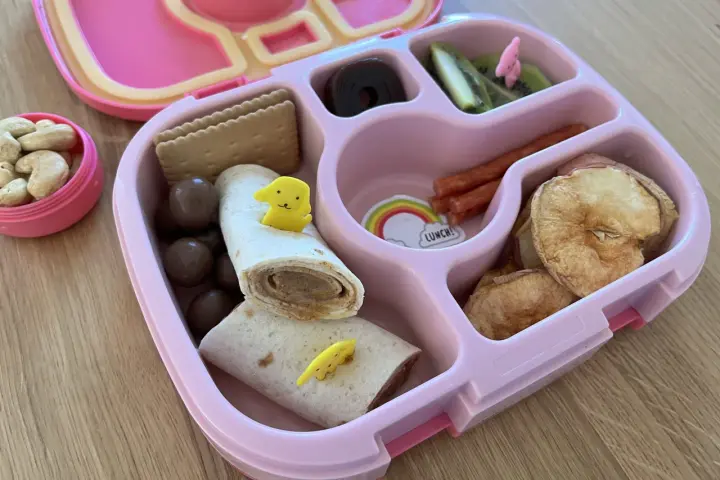 Kolorowe śniadanie dla roczniaka: wrap z żółtym pieskiem, ciasteczka, owoce, orzeszki. Idealne co na śniadanie dla roczniaka!