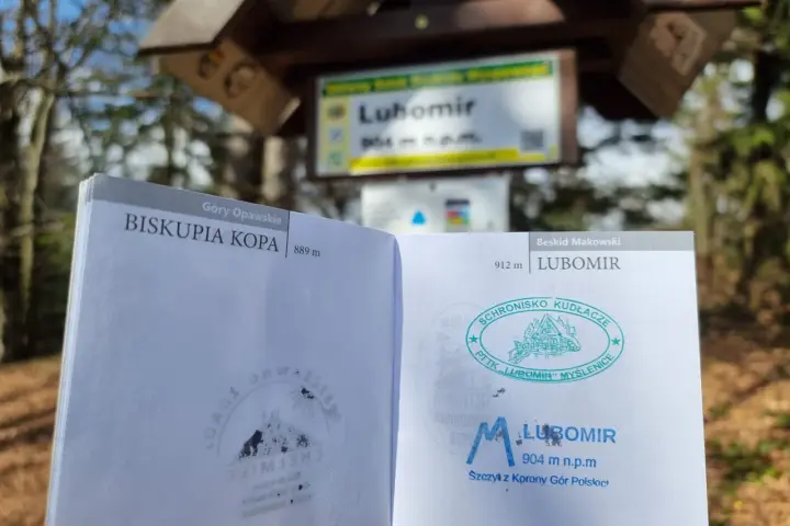 Na szczycie Lubomir, najwyższym w Beskidzie Makowskim (912 m), znajduje się tablica informacyjna i pieczątki potwierdzające zdobycie Korony Gór Polskich.