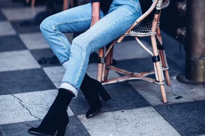 Lässiger Look: Jeans mit hochgekrempeltem Saum und schwarzen Stiefeletten. Perfekt, um Boots mit Jeans zu kombinieren.