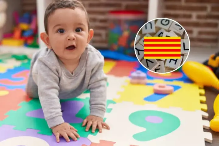 Bebé gateando sobre un tapete de números, con un círculo que muestra letras y la bandera de Cataluña.