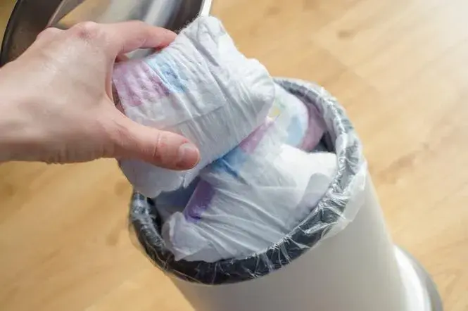 Kosz na pieluchy: Niezbędny czy zbędny? Przewodnik dla rodziców
