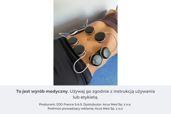 Elektrostymulacja mięśni brzucha efekty: widoczne elektrody na brzuchu osoby leżącej, podłączone do urządzenia.