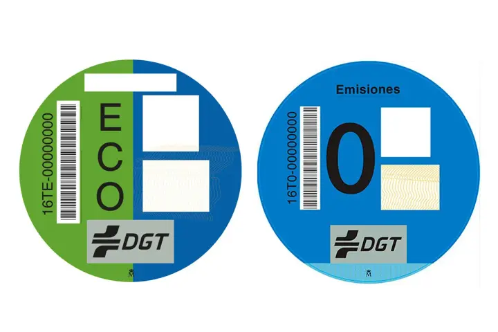 Diferencia entre etiqueta eco y cero emisiones: la ECO es verde/azul, la CERO es azul. Ambas tienen códigos y el logo DGT.