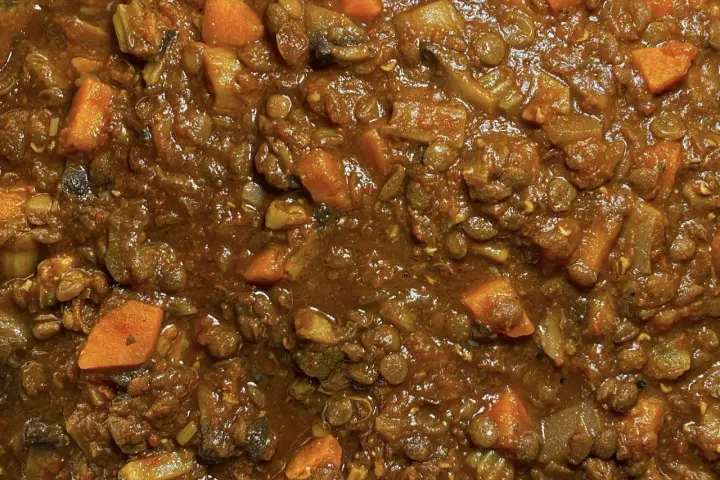 Un saporito ragù di lenticchie con carote e funghi, un piatto ricco e confortante.