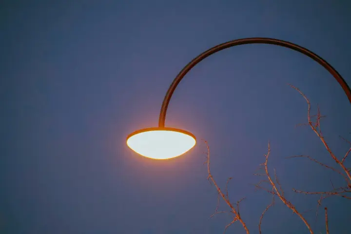 Lampy uliczne solarne – nowoczesne rozwiązanie dla oszczędnych i ekologicznych miast