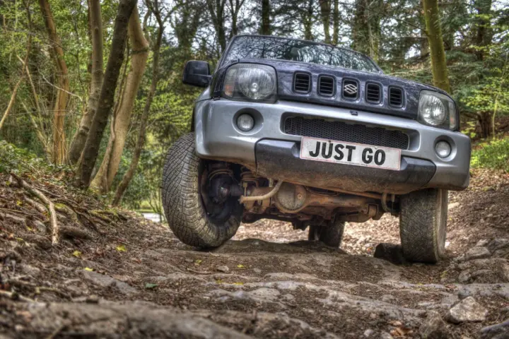 Zasilanie dodatkowe w autach 4x4 i kamperach: Dlaczego stały monitoring napięcia to podstawa?