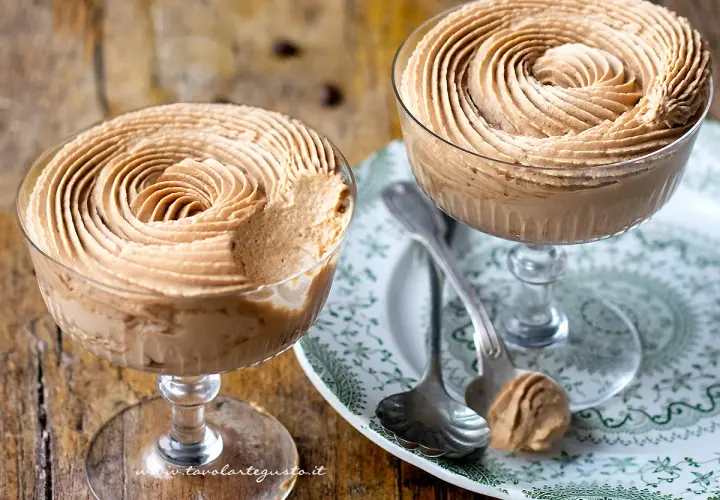 Due coppette di deliziosa mousse al caffè, guarnite con un vortice cremoso. Perfette per una pausa golosa.