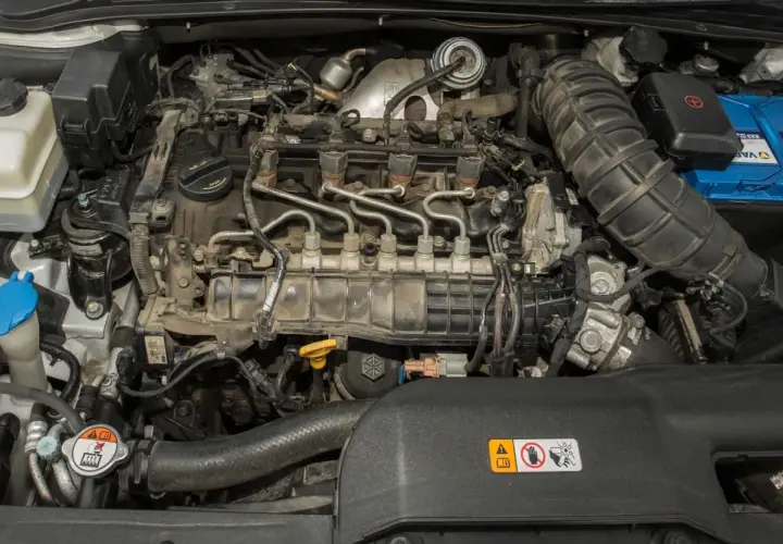 Silnik Hyundai ix35. Widoczne wtryskiwacze i przewody paliwowe. Kontrolka DPF może się świecić z powodu problemów z filtrem cząstek stałych.