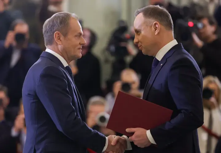 Andrzej Duda i Donald Tusk uścisnęli sobie dłonie, dyskutując o obronności. Prawda o ich rzekomym pakcie wciąż budzi emocje.