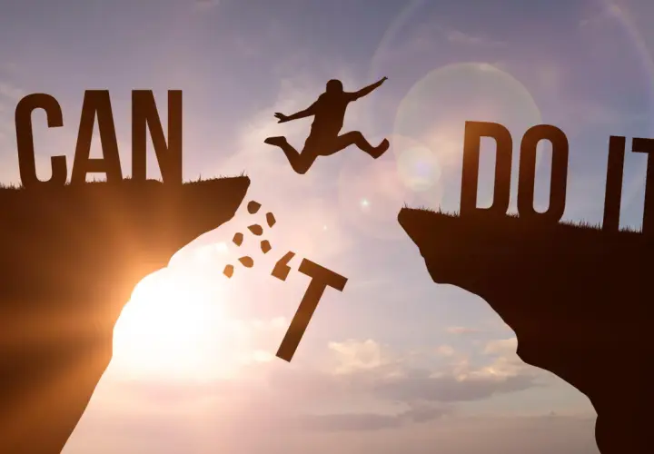 Sylwetka skacze przez przepaść, pokonując przeszkody. Napis "I CAN DO IT" symbolizuje siłę woli i motywację, jak w mądrych cytatach po angielsku.