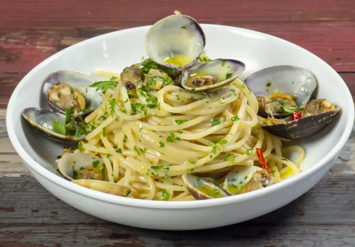 Spaghetti con vongole, un piatto gustoso e veloce, perfetto anche se si usano vongole surgelate.