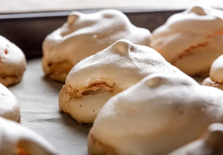 Des meringues suisses dorées et légères, prêtes à être dégustées.