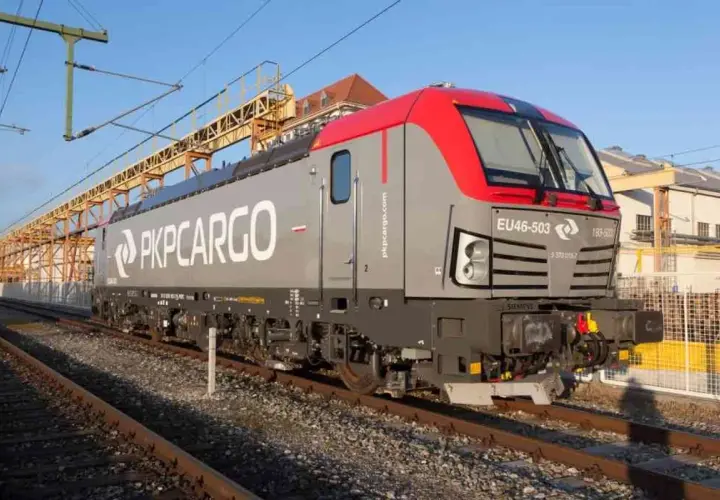 Nowoczesne lokomotywy PKP Cargo EU46-503 na torach, gotowe do transportu towarów.