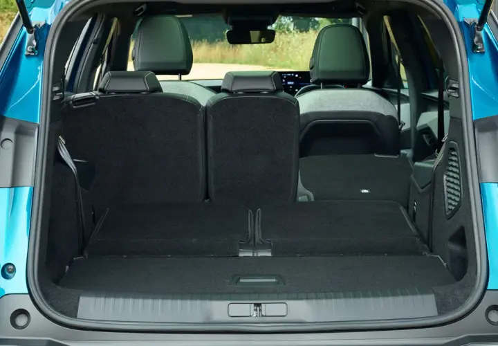 Det rymliga peugeot 5008 bagageutrymme med nedfällda säten, redo för din nästa resa eller shoppingtur.