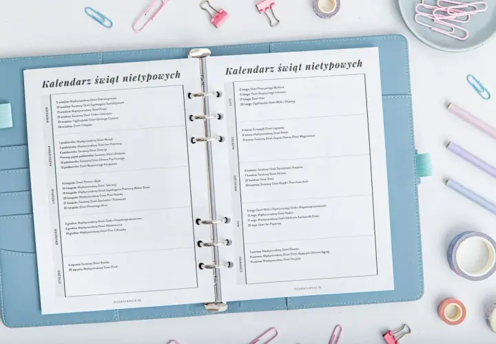Otwarty planer z listą świąt nietypowych dla dzieci, np. Dzień Kota, Dzień Pluszowego Misia, Dzień Dziecka.