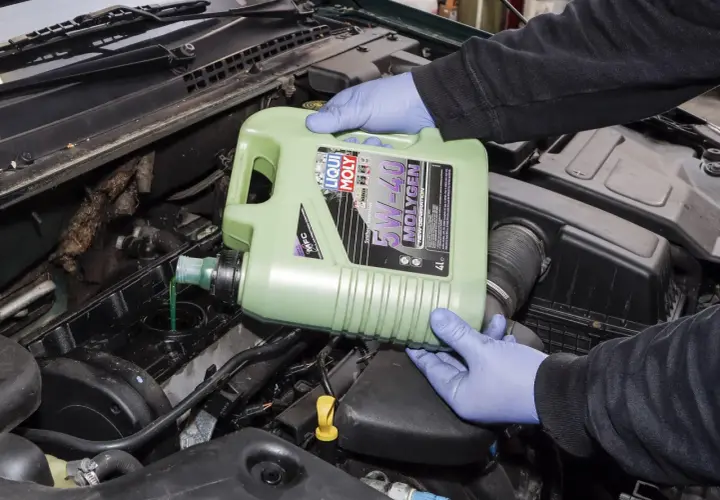 Wlewanie oleju Liqui Moly 5W-40 Molygen do silnika. Dobierz olej do swojego auta!