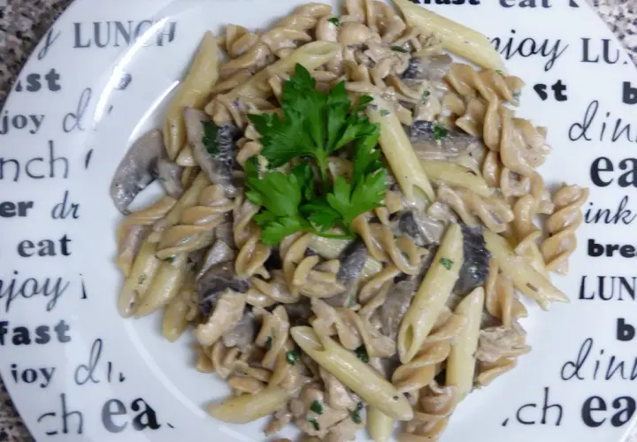 Pyszny makaron penne z kurczakiem i pieczarkami w sosie śmietanowym