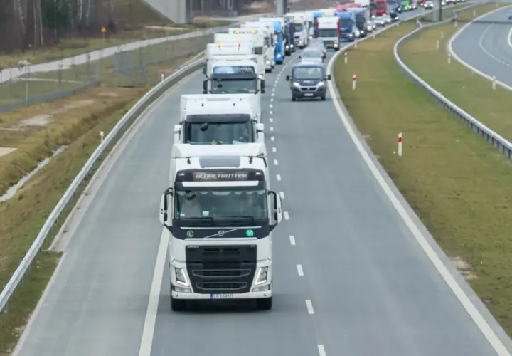Korek na autostradzie, rząd białych tirów. Zastanawiasz się, ile długości ma tir? To potężne maszyny!