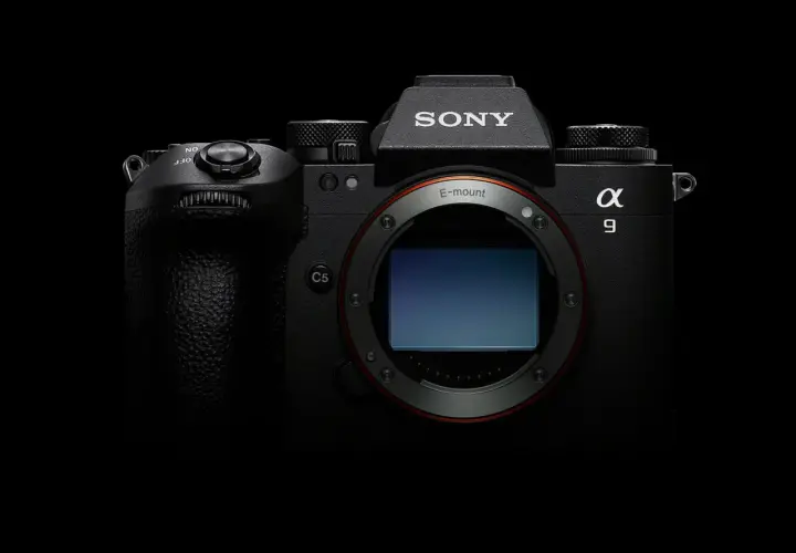 Czarny korpus aparatu Sony a9 III z widocznym bagnetem E-mount i sensorem.