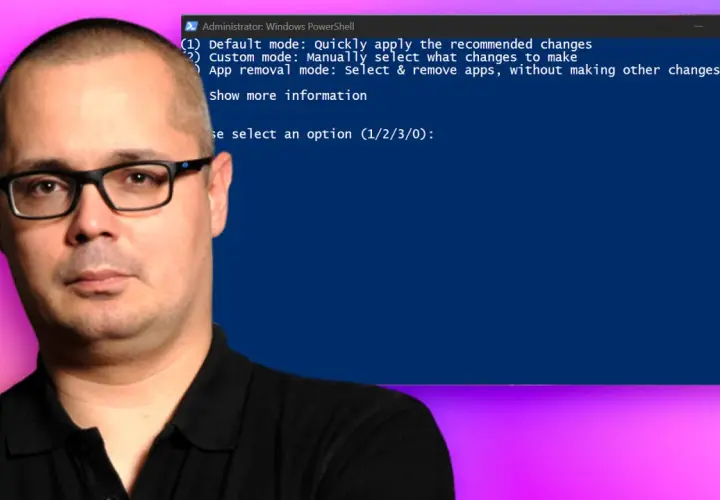 Mann mit Brille vor PowerShell-Fenster, das Optionen für einen Windows 11 Debloater anzeigt.