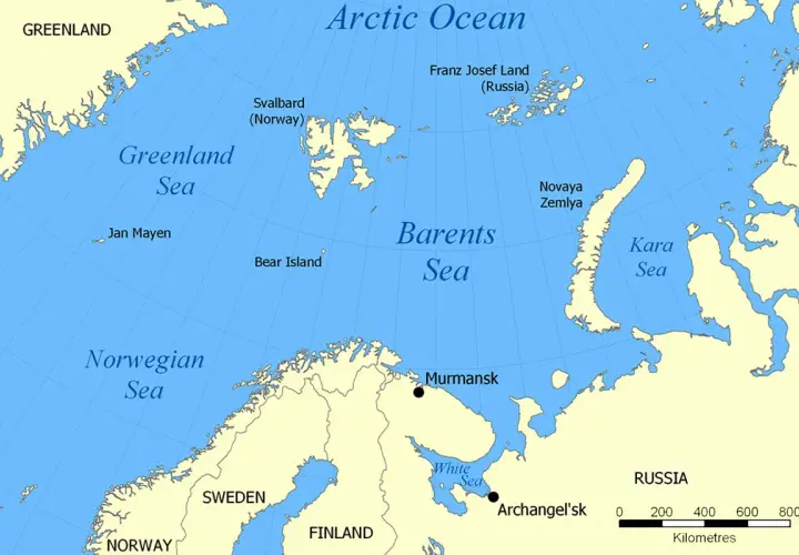 Mapa północnej Europy i Arktyki z zaznaczonym Morzem Norweskim, Morzem Grenlandzkim, Morzem Barentsa i Morzem Karskim. Widoczne Grenlandia, Svalbard, Nowa Ziemia, Rosja, Norwegia, Szwecja i Finlandia.