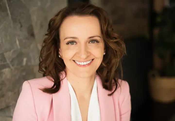 Uśmiechnięta kobieta w różowej marynarce, z burzą brązowych włosów. Czasem zastanawiam się, czy nie wiem czego chcę od życia.
