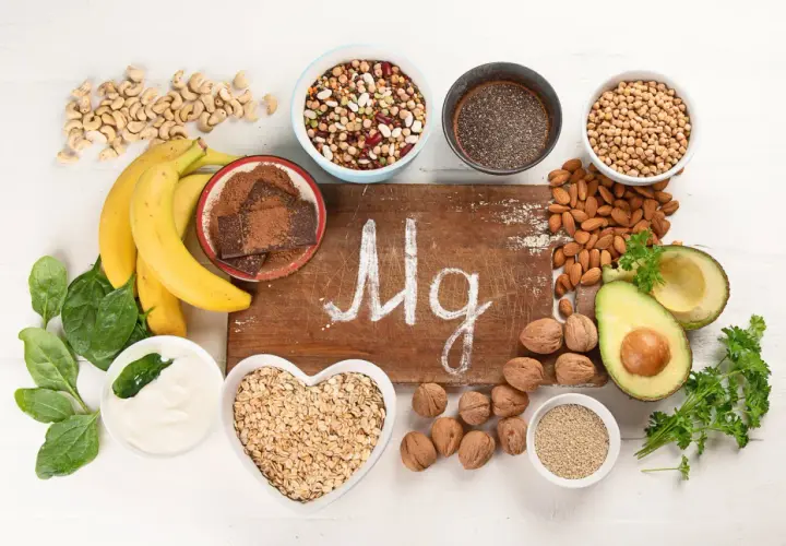 Magnesiumreiche Lebensmittel wie Bananen, Nüsse und Spinat können bei hohen Leberwerten helfen.