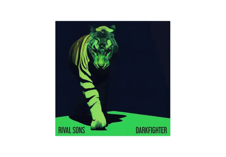 Tygrys w neonowym zielonym świetle, jak na okładce "Darkfighter" Rival Sons. "Bird in the hand" to tytuł, który przychodzi na myśl.