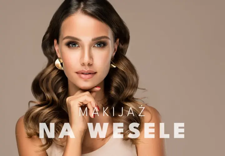 Delikatny makijaż na wesele podkreślający naturalne piękno. Kobieta z falowanymi włosami i złotymi kolczykami.