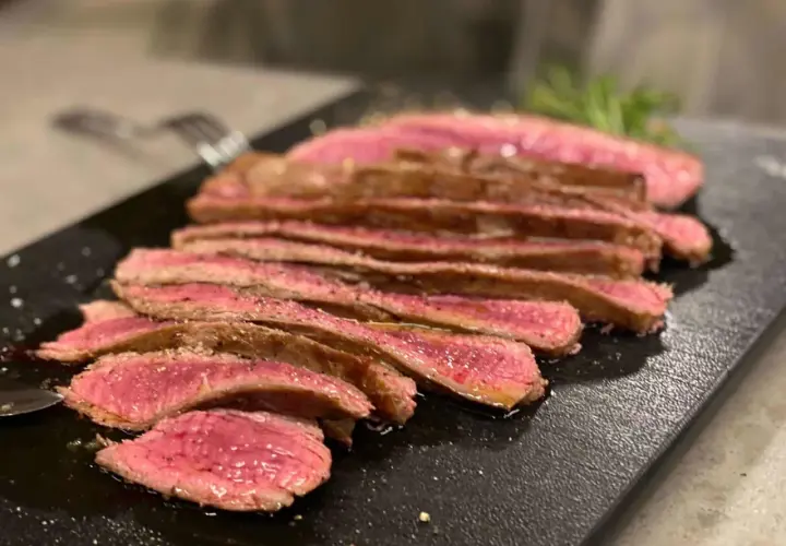 Succulenta tagliata di scottona, affettata finemente e condita con pepe. Perfetta per un pasto delizioso.