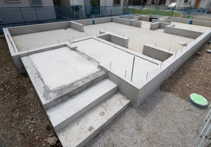 Fundament domu, betonowe ściany i schody. Trudno oszacować, ile waży dom, ale ta podstawa to już solidna konstrukcja.