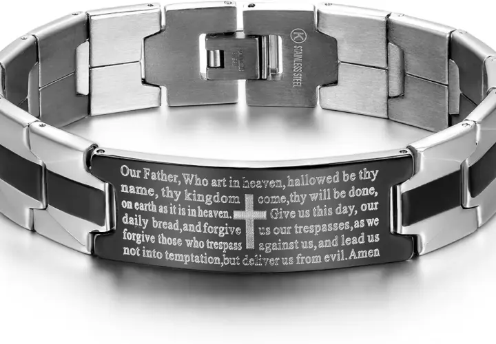 Bracciale in acciaio inossidabile con incisione del Padre Nostro in inglese. Un gioiello dal design moderno, con inserti neri e chiusura a scomparsa.